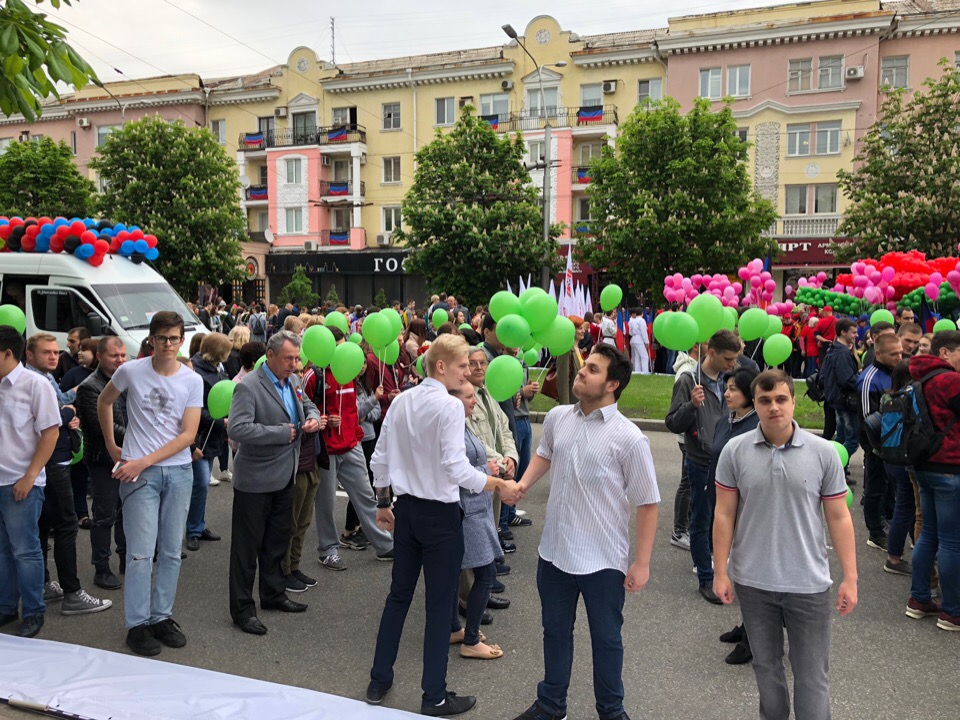 Сегодня, 11 мая 2019 года, коллектив Донецкой академии транспорта вместе с ректором И.П. Энглези принял участие в шествии «Лента времени»